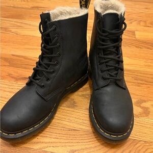 Dr. Martens 1460 Women’s Serena Faux Fur-lined Boot. Size 9 🖤